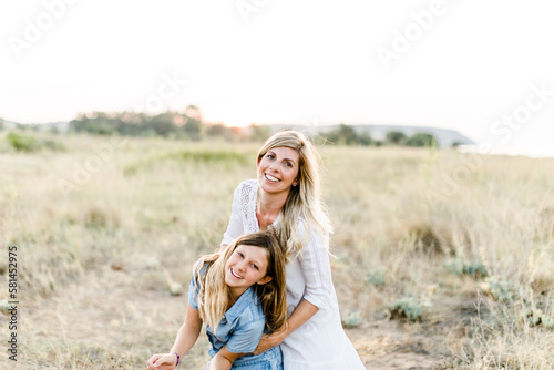 Mutter und Tochter haben Spaß zusammen im Freien
