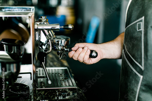 Barista im Cafe bei der Zubereitung eines Kaffee an der Kaffeemaschine