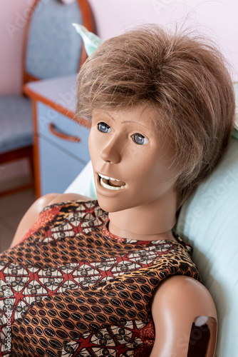 Mannequin en plastique pour formation ASSP soin à la personne en hôpital photo