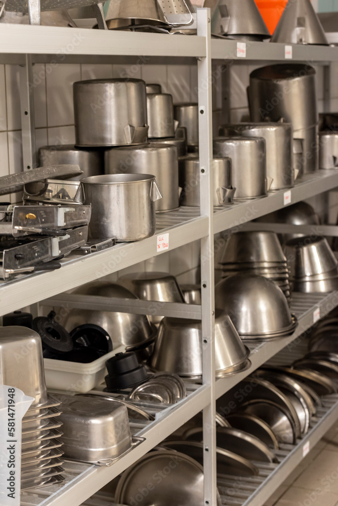 Casseroles et plats en inox rangés sur une étagère de restaurant Stock  Photo | Adobe Stock