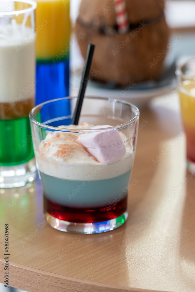 cocktail smoothie avec confiserie en gros plan cocktail smoothie avec confiserie en gros plan