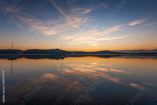 riflesso di cielo su lago al tramonto © giannino