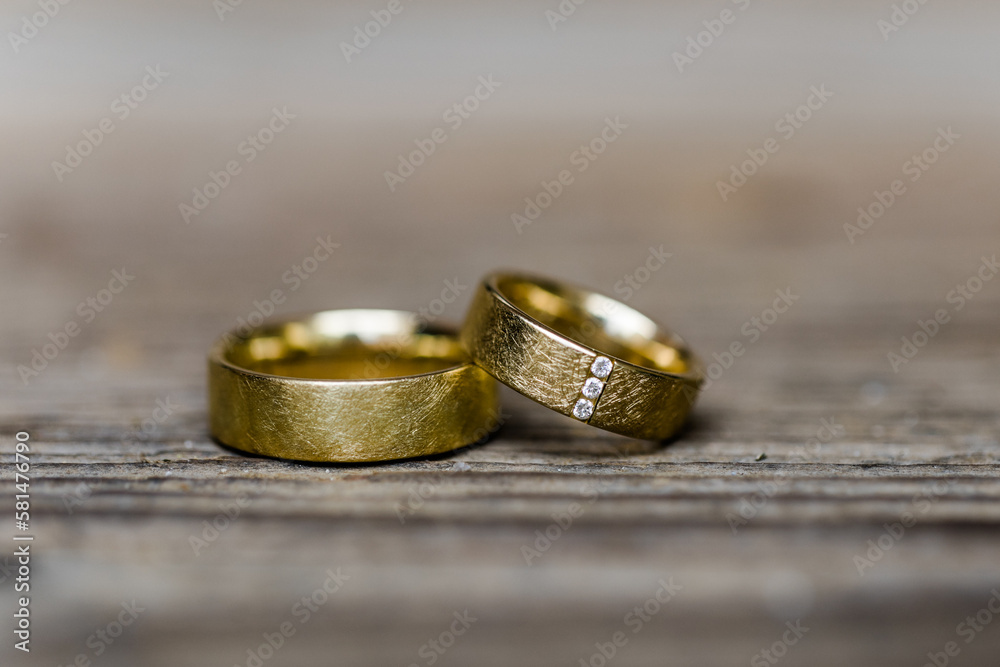 goldene Eheringe mit Diamanten goldene Eheringe mit Diamanten