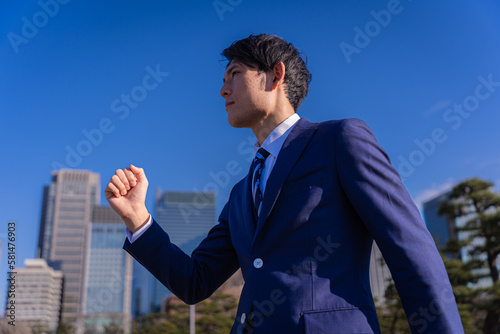 歩き出す若いビジネスマン