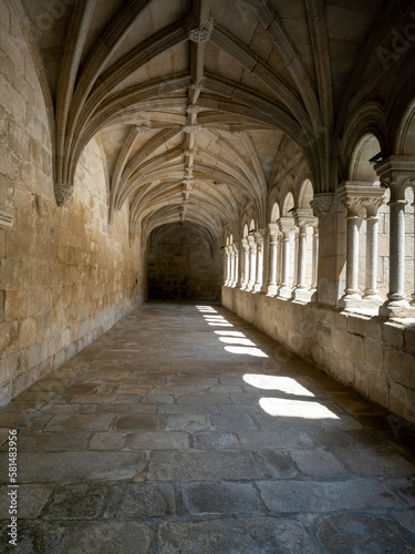 galería de un claustro con con el sol entrando a través de los arcos