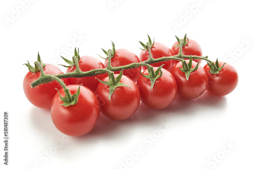 Kiść czerwonych pomidorów na białym tle