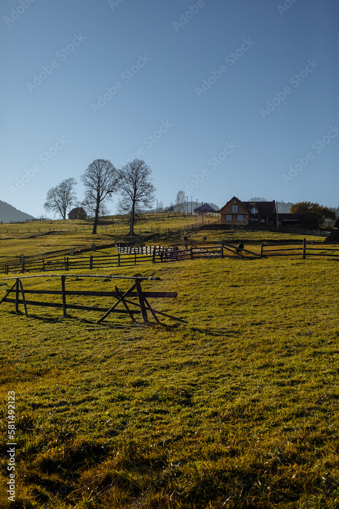 Obraz premium Wooden fences on the background of autumn mountains