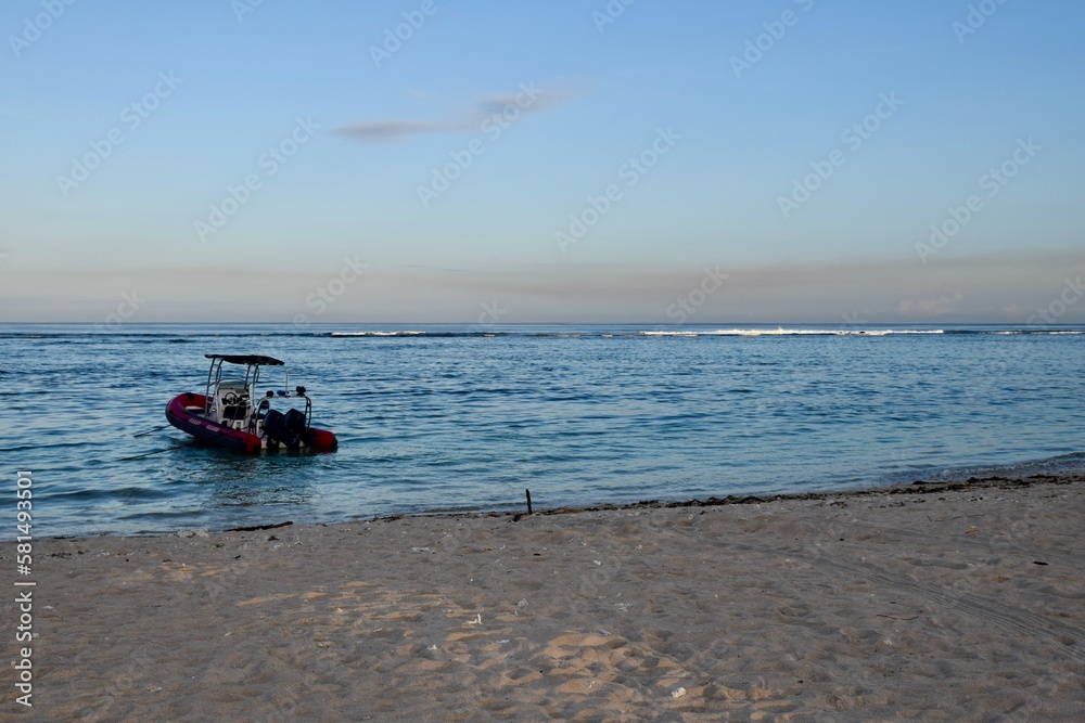 Meeresstrand mit Boot auf Mauritius Meeresstrand mit Boot auf Mauritius
