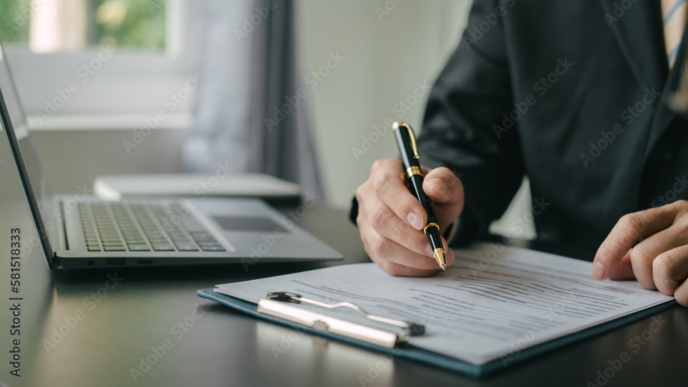 Reading a contract, Lawyers and legal requirements and bribery in adjudicating and adjudicating litigation cases. Reading a contract, Lawyers and legal requirements and bribery in adjudicating and adjudicating litigation cases.