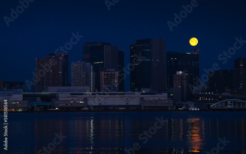 Canvas Print Amazing moonset over the skyscraper office buildings in Tokyo