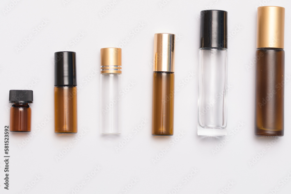 Małe szklane butelki perfumeryjne z nakrętka typu roll- on  - obrazy, fototapety, plakaty 
