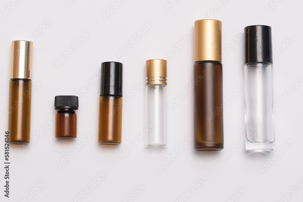Szklane buteleczki typu roll-on stosowane do tworzenia perfum - obrazy, fototapety, plakaty 