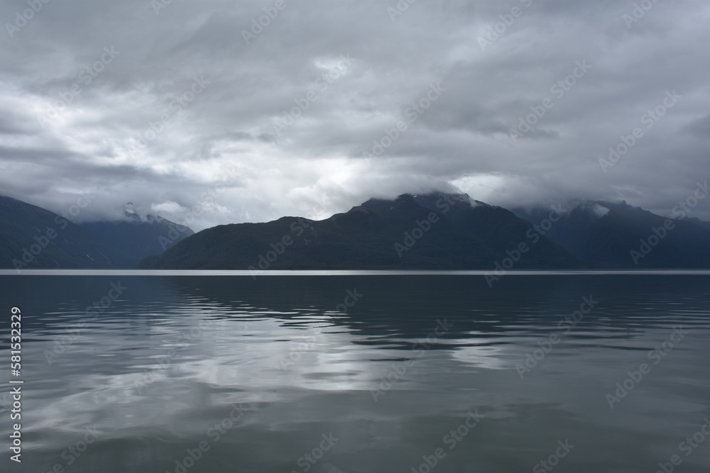 lago reflejo patagonia chilena isla