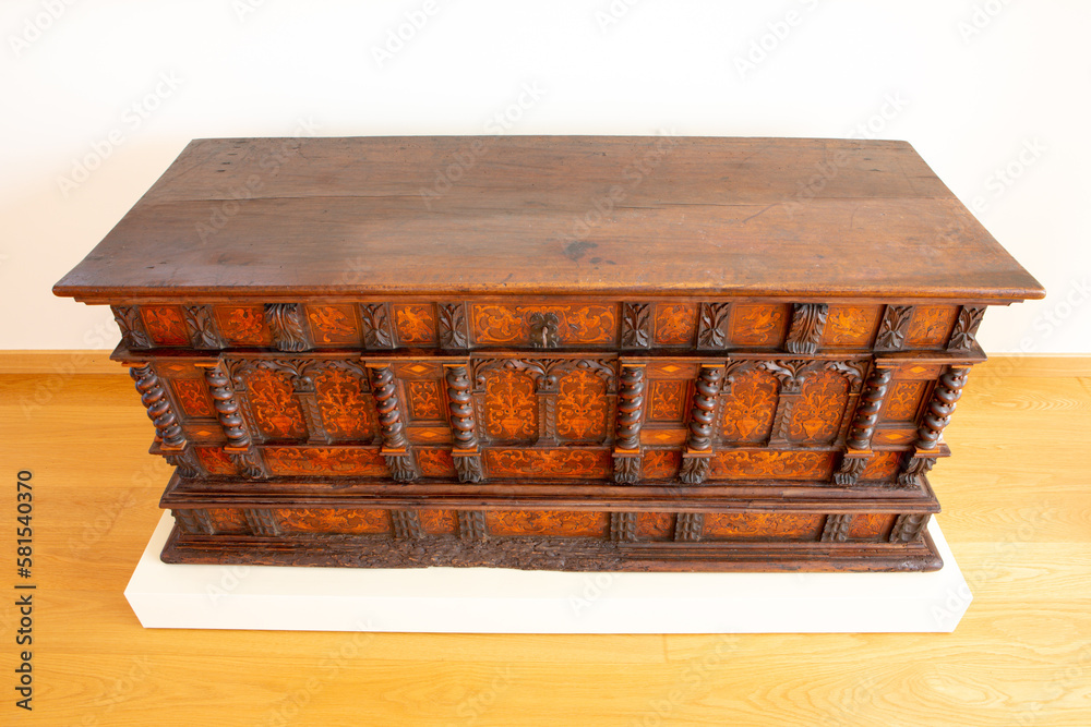 Baul de madera antiguo