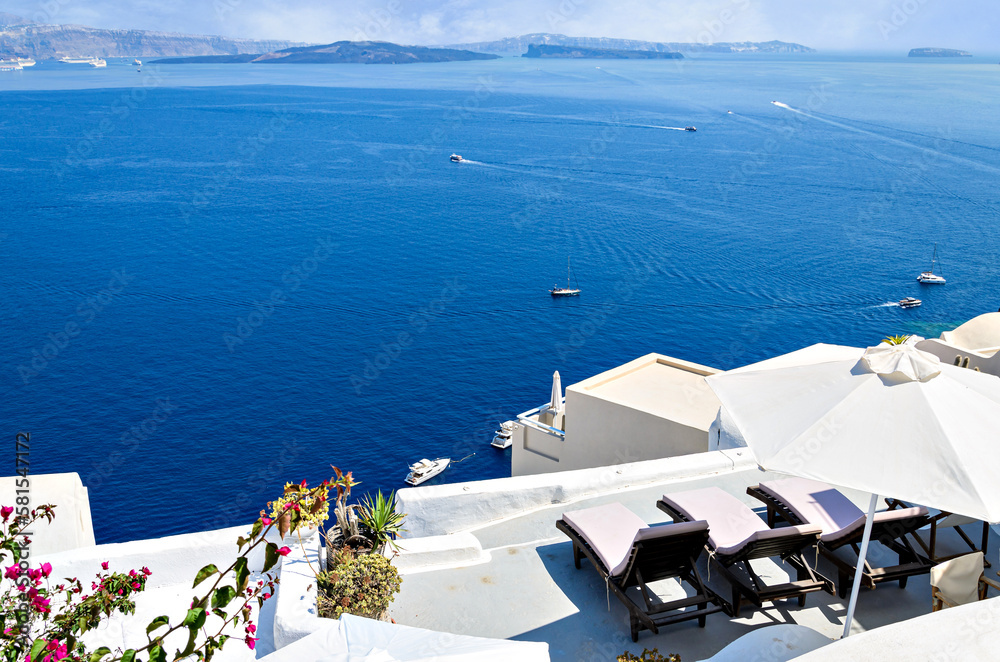 Obraz premium Oia, Santorini, views of the white houses with their cobbled streets. Village bathed by the South Aegean Sea, in the Cyclades, Greece