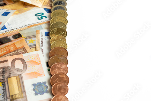 Billetes de cincuenta euros y monedas de céntimos de euro, de un euro y dos uros alineados verticalmente. foto horizontal. espacio en blanco. copy space. photo