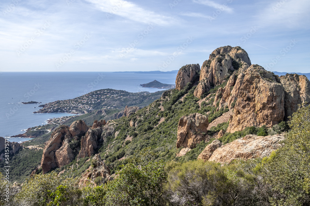 Paysage de montagne dans le massif de l'Esterel en bord de mer sur la Côte d'Azur dans le Sud de la France