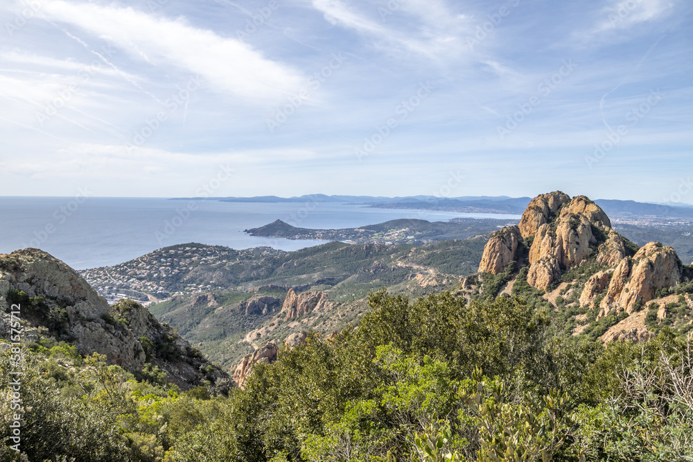 Paysage de montagne dans le massif de l'Esterel en bord de mer sur la Côte d'Azur dans le Sud de la France