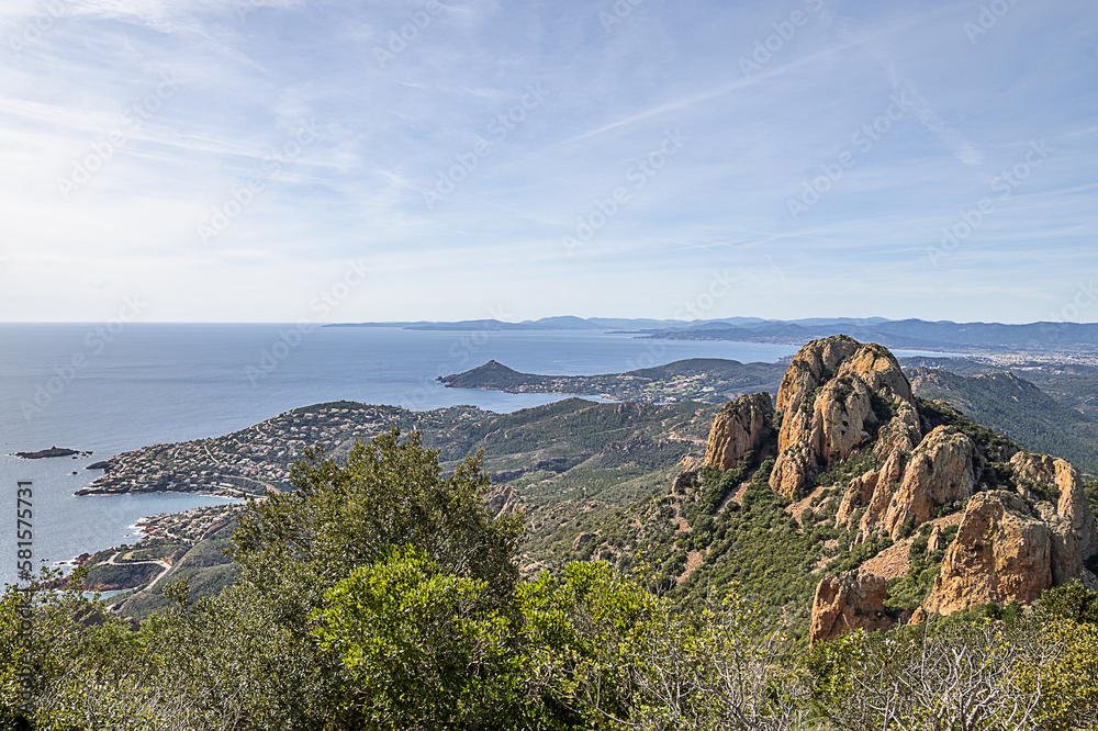 Paysage de montagne dans le massif de l'Esterel en bord de mer sur la Côte d'Azur dans le Sud de la France