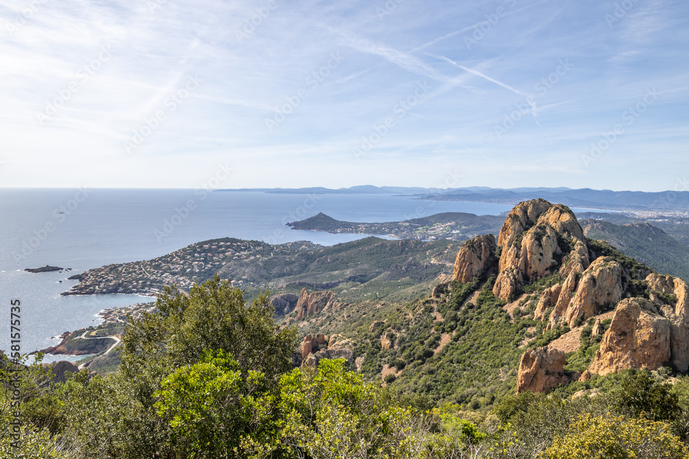 Paysage de montagne dans le massif de l'Esterel en bord de mer sur la Côte d'Azur dans le Sud de la France