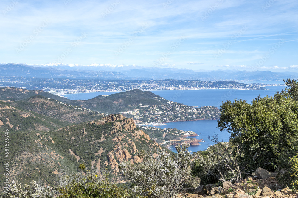Obraz premium Paysage de montagne dans le massif de l'Esterel en bord de mer sur la Côte d'Azur dans le Sud de la France