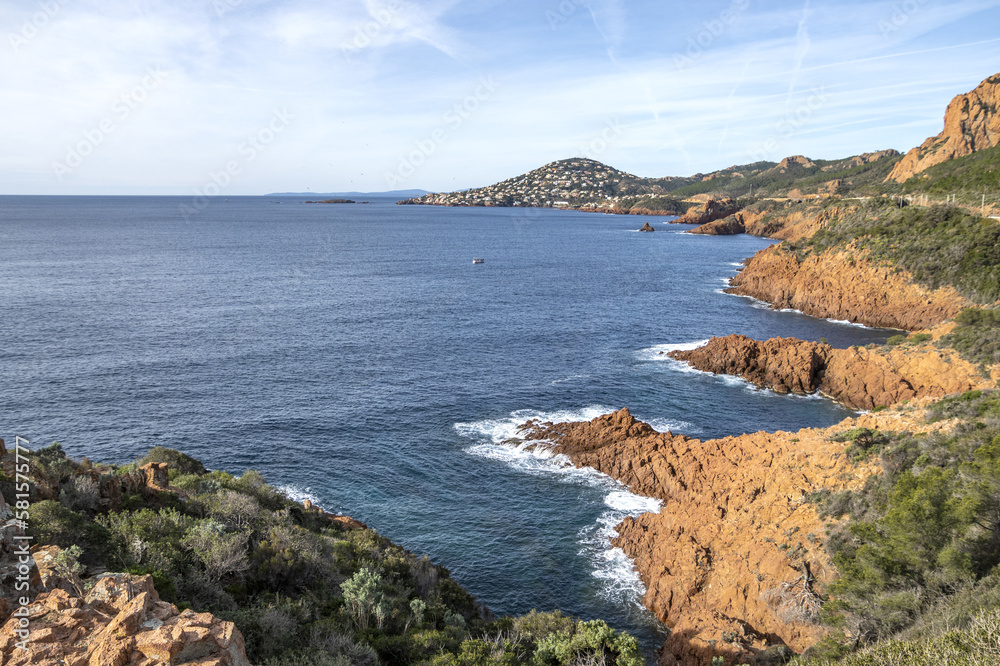 Paysage de montagne dans le massif de l'Esterel en bord de mer sur la Côte d'Azur dans le Sud de la France