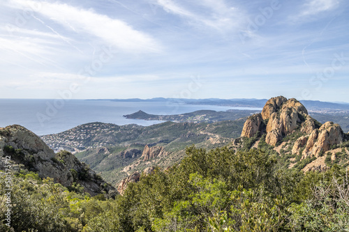 Paysage de montagne dans le massif de l'Esterel en bord de mer sur la Côte d'Azur dans le Sud de la France