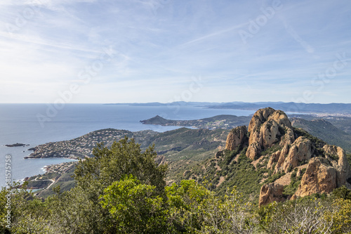 Paysage de montagne dans le massif de l'Esterel en bord de mer sur la Côte d'Azur dans le Sud de la France © Bernard