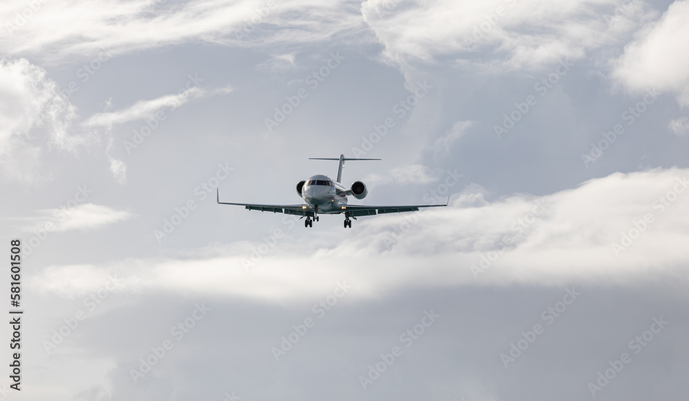 Fototapeta premium Un avion de ligne en phase d'atterrissage.
