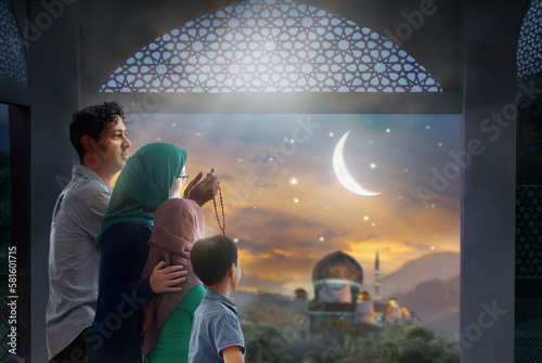 Tablou canvas Ramadan Kareem greeting. Family looking at mosque.