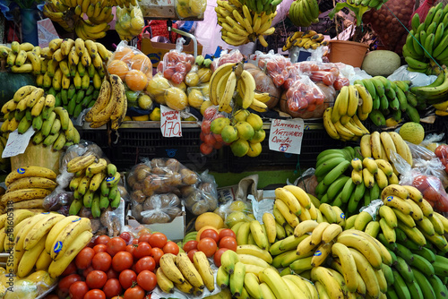 überwätigendes Obst- und Gemüseangebot in der Markthalle