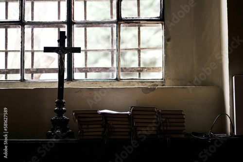 Obraz na płótnie Window in the church, with cross and Bible books. w salonie