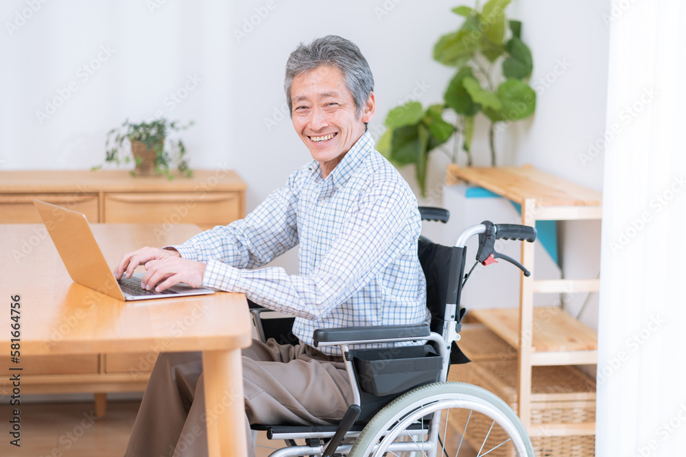 車椅子に乗ったシニア男性(介護・福祉・パソコン) 車椅子に乗ったシニア男性(介護・福祉・パソコン)