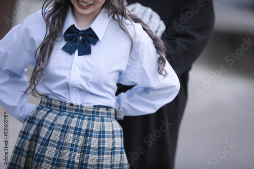 襲われる女子高生　high school girl
