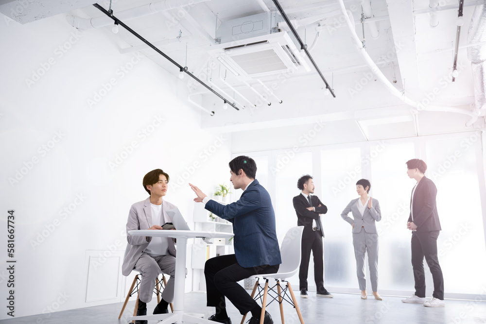 明るいオフィスの風景のビジネスシーン 上司と打ち合わせやミーティングをする会社員 広角 明るいオフィスの風景のビジネスシーン 上司と打ち合わせやミーティングをする会社員 広角