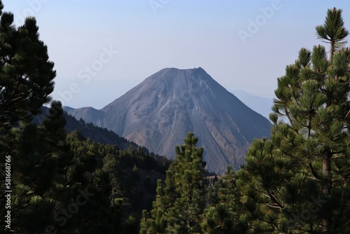 Vista desde el bosque de el volcán de fuego de Colima