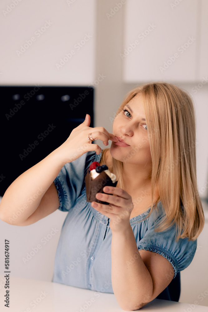 Pastry chef confectioner woman holding a cupcakes in the kitchen. Pastry chef confectioner woman holding a cupcakes in the kitchen.