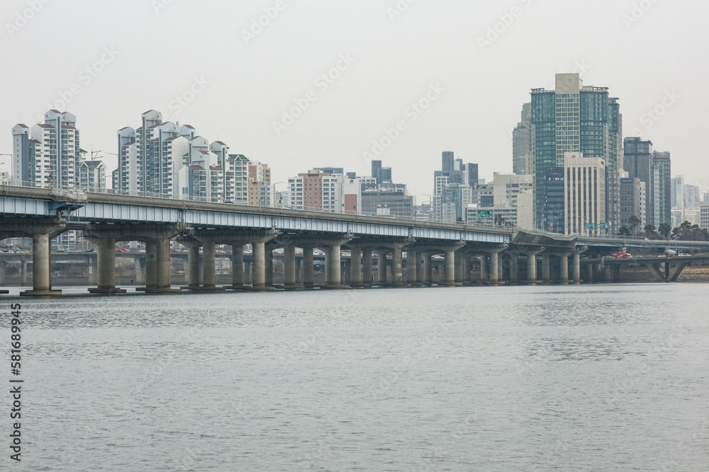 Naklejka premium 汝矣島漢江公園から眺める漢江と麻浦大橋