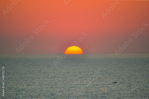 Fototapeta Naklejka Na Ścianę i Meble -  Sonnenuntergang, Arabischer Golf