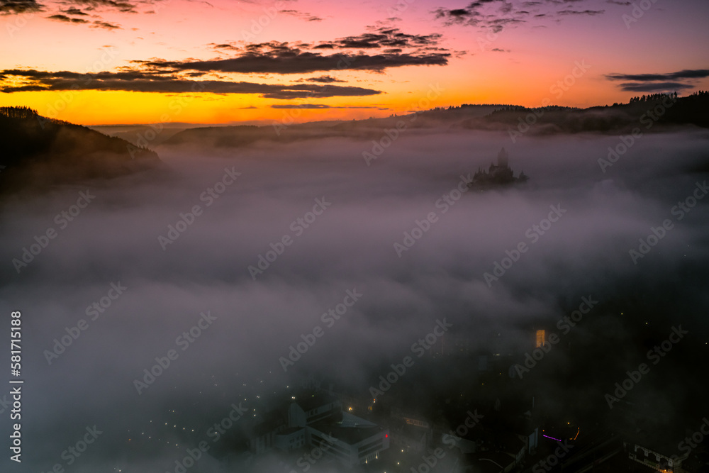 Sonnenaufgang mit Nebel über der Mosel