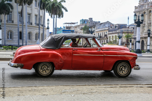 Wundersch  ner roter Oldtimer auf Kuba  Karibik 