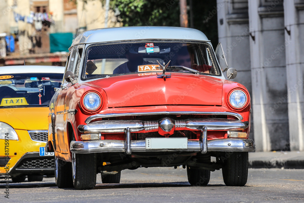 Wunderschöner roter Oldtimer auf Kuba (Karibik)