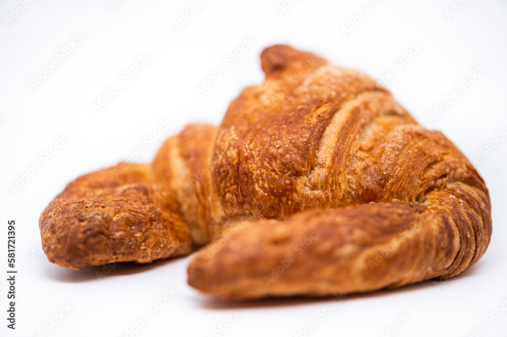 imagen detalle de un croissant con azúcar por encima y bien tostado