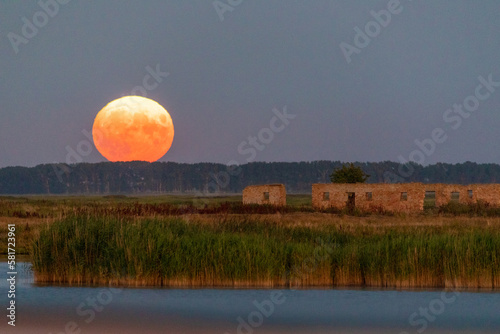 Vollmond über der Ruine auf der Insel Kirr. photo