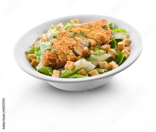 Ensalada cesar con pollo rebozado, dieta. Caesar salad with battered chicken, diet.