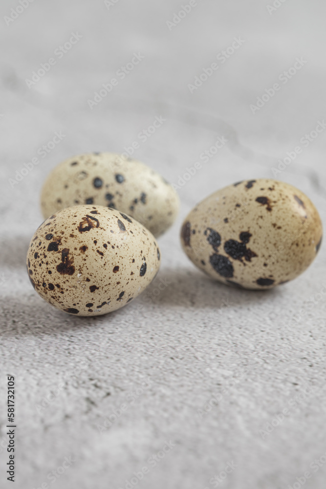 Obraz premium Easter quail eggs. Spring background with small easter quail eggs. Vintage photo processing