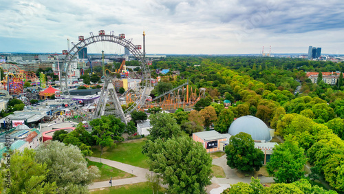 Cuadro en lienzo Aerial view of Prater amusement park and Vienna cityscape, Austria