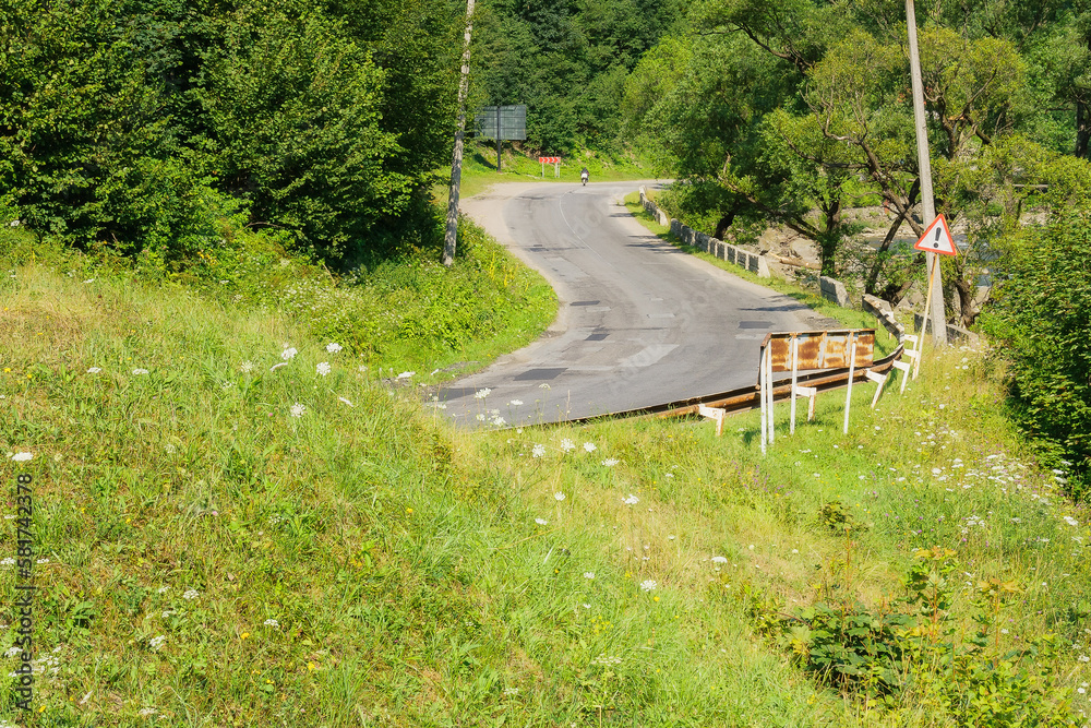 Fototapeta premium scenic road through the peaceful countryside, offering a breathtaking view of the lush landscape. peaceful destination is perfect for enjoying the beauty of the rural scenery