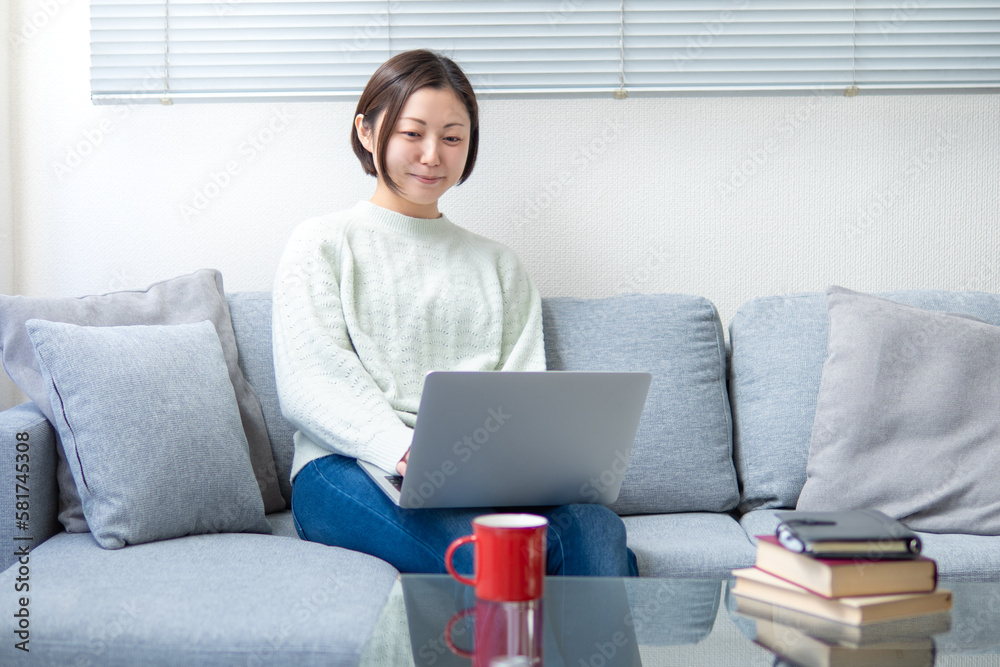 ノートPCを操作する女性のイメージ ノートPCを操作する女性のイメージ