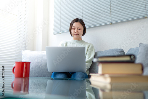 ノートPCを操作する女性のイメージ